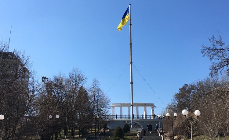 Украинский флаг на центральной площади Мелитополя. Фото сделано Ириной в марте