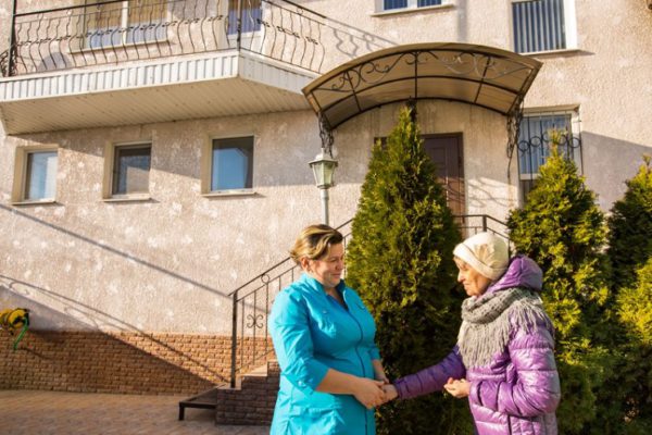 Как обеспечить уход за пожилым человеком