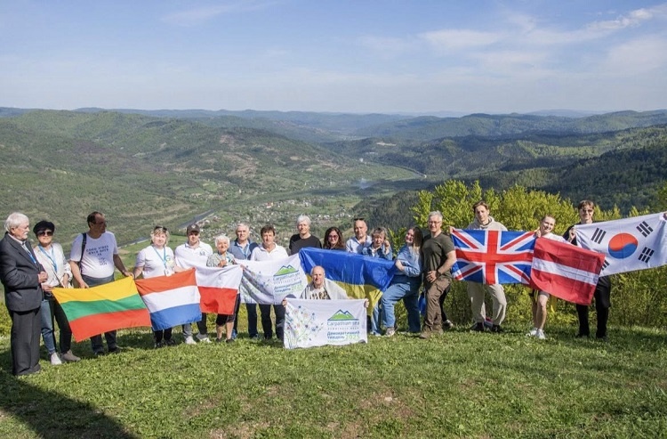 Cпільне сходження на гору Героїв Небесної Сотні в Довгому-Гірському